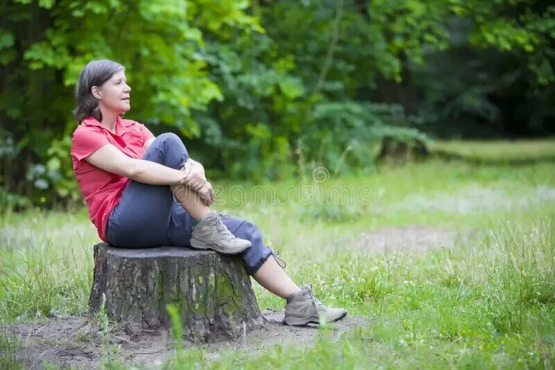 Человек сидит на пеньке. Человек сидит на пеньке. Сижу на пеньке. Сидит на пеньке. Кот сидит на пне.