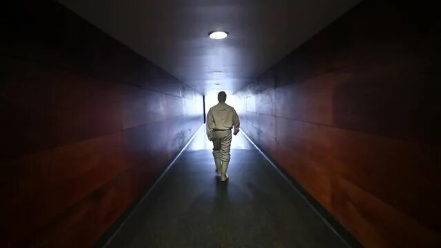 Человек идет по коридору. Идет человек по коридору. Идет человек по коридору. Человек идёт по коледору. Свет в конце коридора.