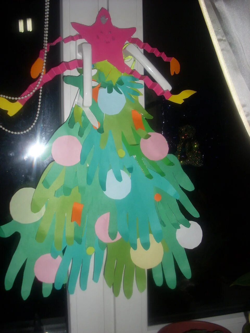 новогодняя елка из ладошек. елка из ладошек. новогодняя елка из бумажных ладошек. елка из бумажных ладошек. елочка из ладошек своими руками.
