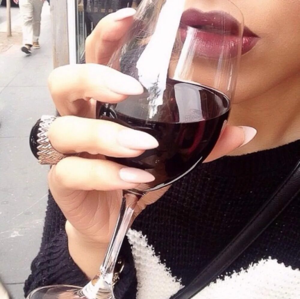 девушки с вином без лица. бокал в руке девушки. девушка с бокалом без лица. фотосессия с вином. девушка пьет вино.
