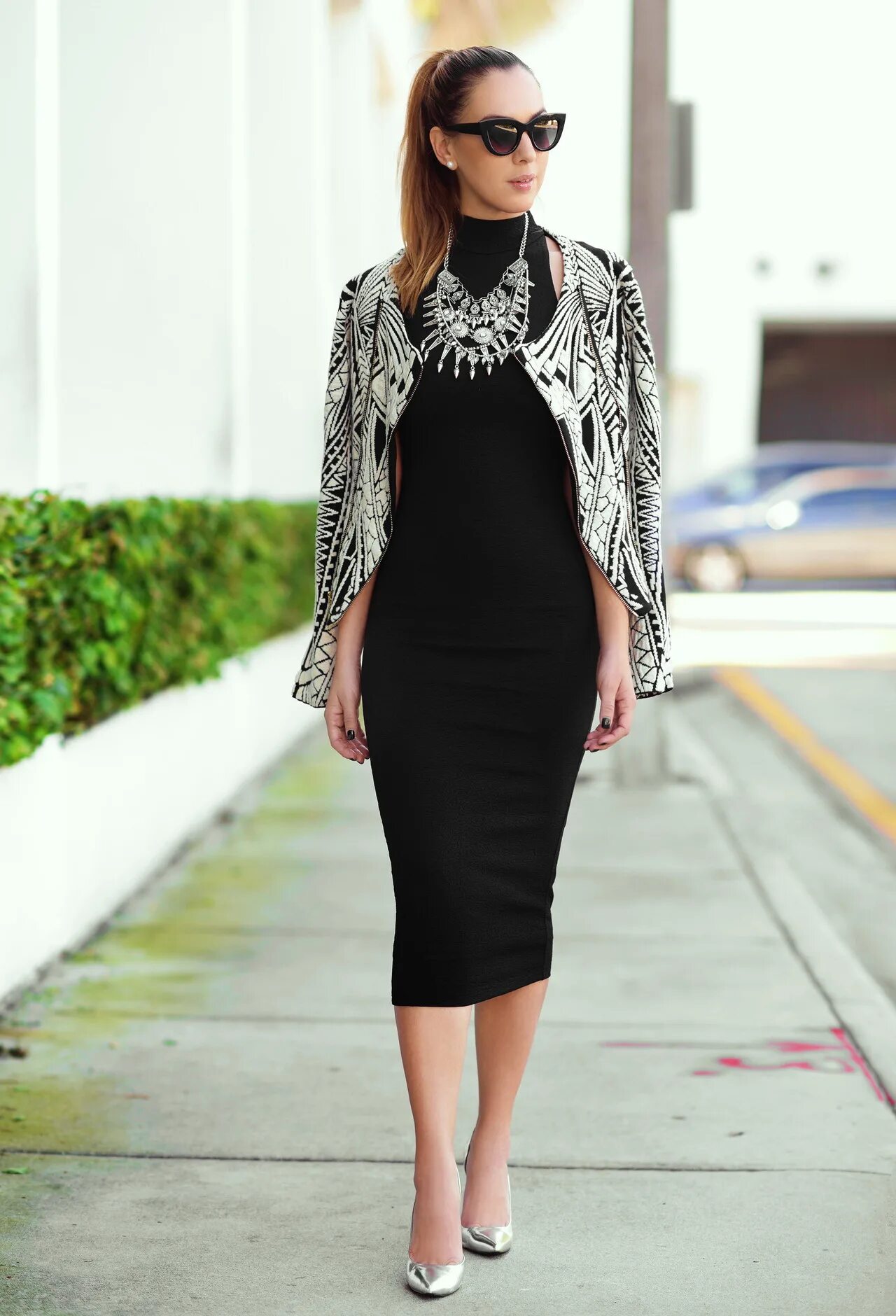 Сарафан и кроссовки. Джинсовка с летним платьем. Летнее платье с джинсовкой и кроссовками. Платье пиджак. Поверх платья.