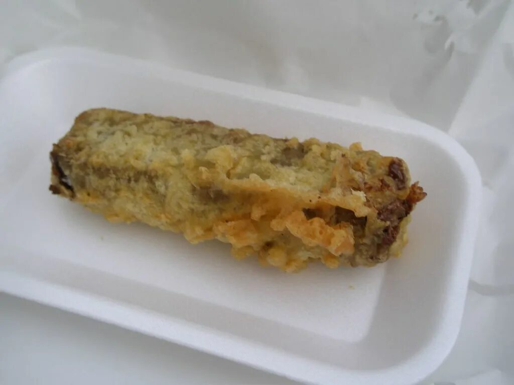 Батончик mars во фритюре. Жареный батончик марс шотландия. Deep fried mars bar. Марс во фритюре. Жареный батончик марс.