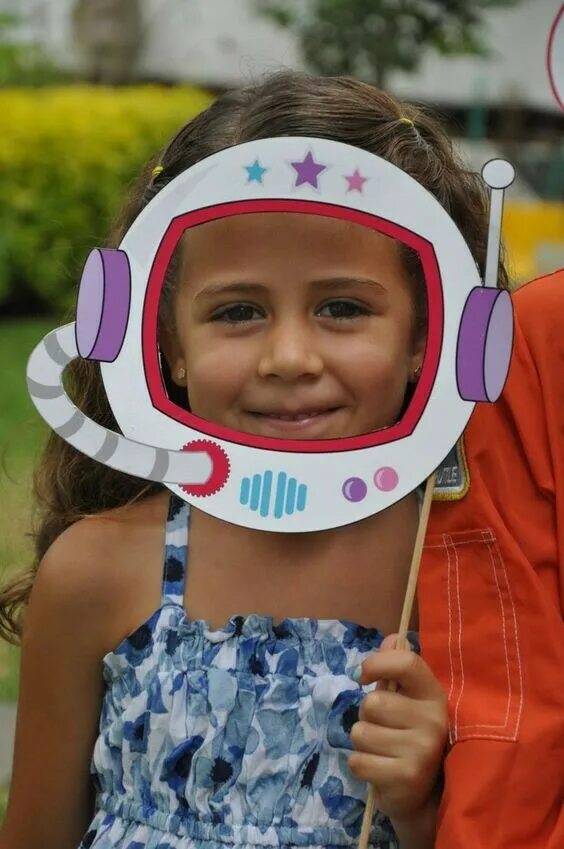 Маска космонавта для детей на голову. Космический шлем для ребенка. Шлем Космонавта детский. Шлем Космонавта из картона. Шлем Космонавта из бумаги.
