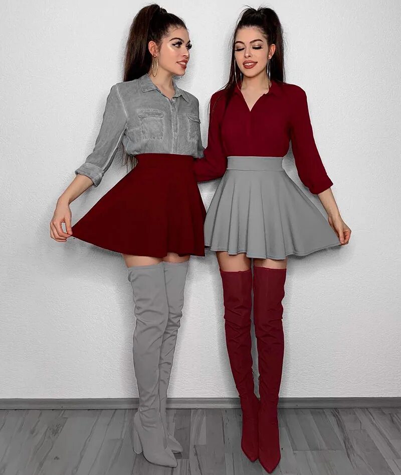 Одинаково одетые девушки. Пара в одинаковой одежде. Платье для девочки и мамы. Девушки в одинаковых платьях. Майки для подруг.