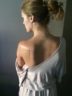 Фото плеча девушки