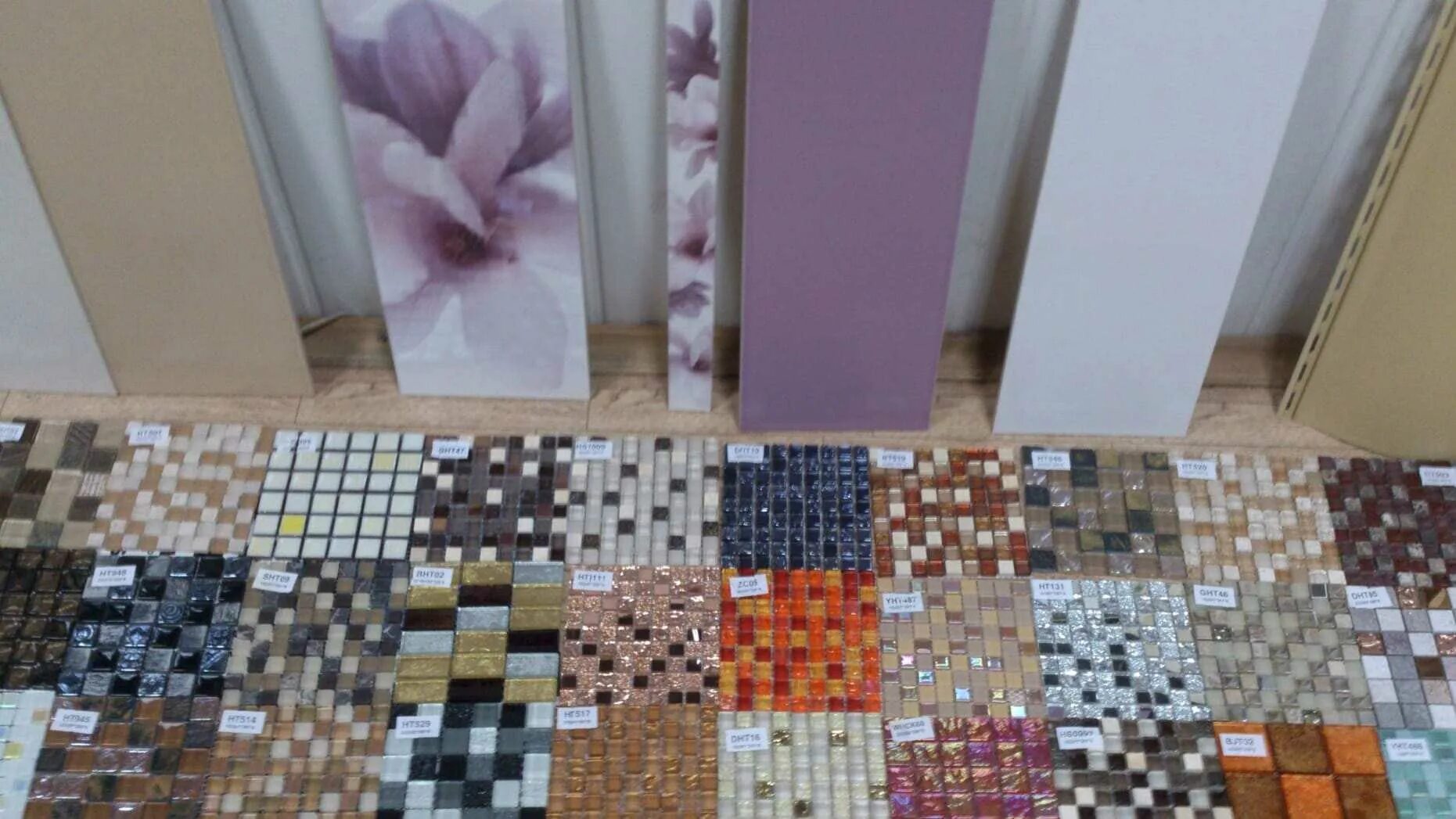 Где продаются мозаики. Остатки плитки для мозаики. мозаика разных цветов плитка. плитка для пола в сочетании с мозаикой. мозайка в ассортименте.