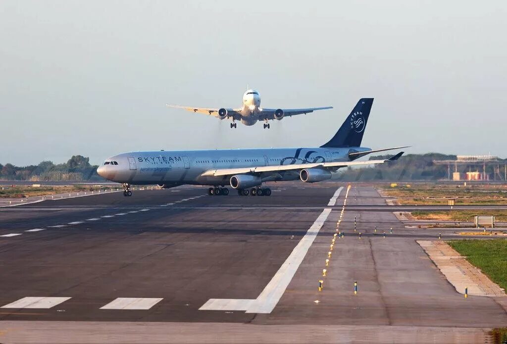 Выезд самолета. RW Incursion. Runway Incursion in Aviation. Самолет на ВПП. Взлётно-посадочная полоса с самолетом.