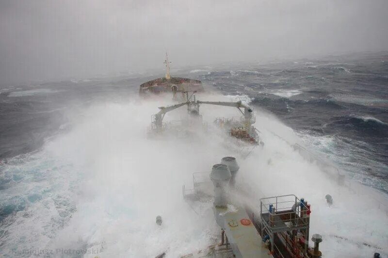 During storm. Охотское море шторм. Шторм в Охотском море. БАТМ волны шторм. Охотское море шторм 12 баллов.