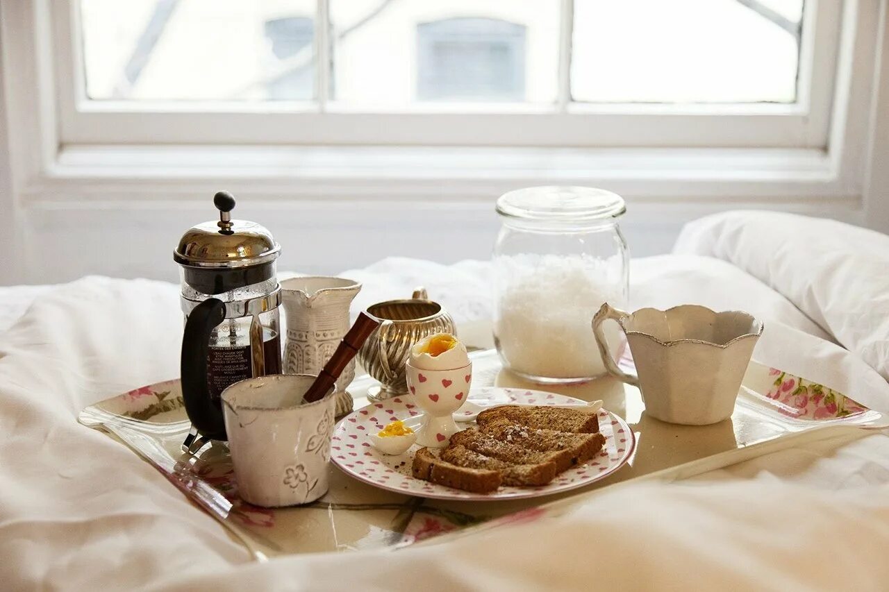 завтрак в постель эстетика. завтрак в постель. фотосессия завтрак в постель. чай в кружке. кофе утром.