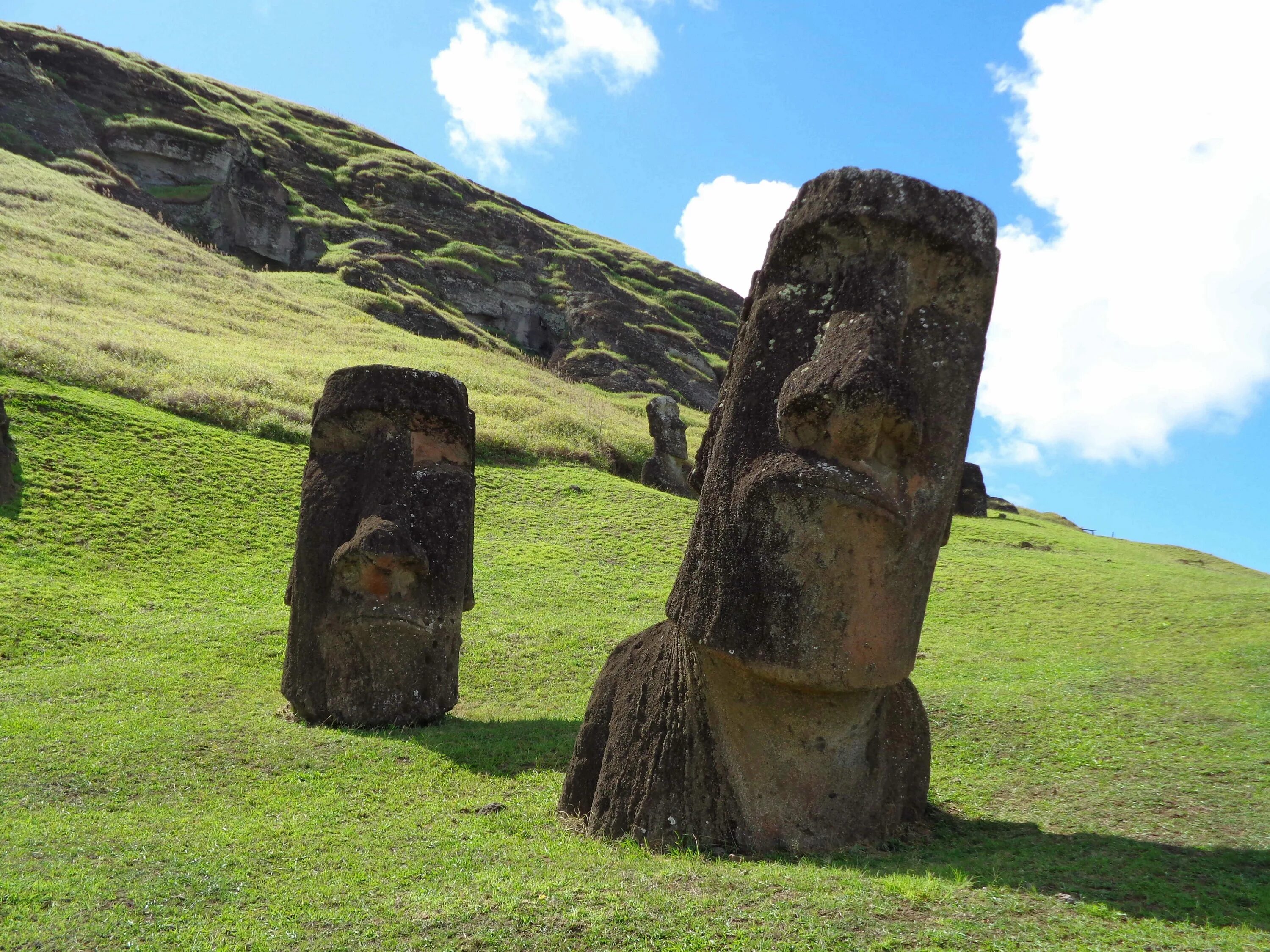 Остров Пасхи статуи Моаи. Каменные истуканы острова Пасхи. Идолы острова Пасхи. Моаи на острове Пасхи.