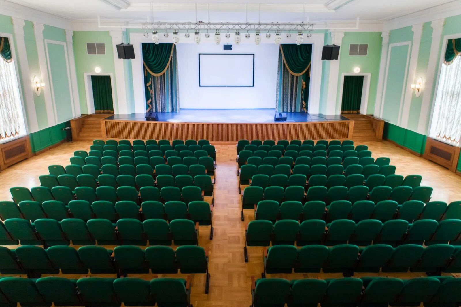 дворец культуры чайка феодосия. феодосия дворец культуры. дк чайка феодосия зал. дворец культуры в бывшем санатории восход феодосия. торговые ряды касимов.