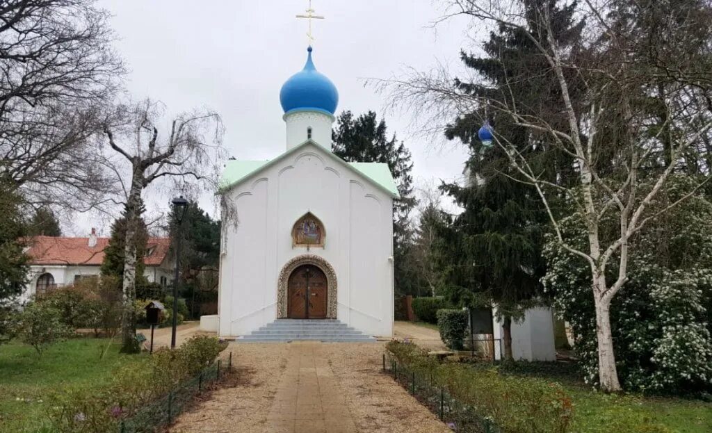 Сент-Женевьев-де-Буа. Сен-Женевьев-де-Буа кладбище. Церковь Успения сен Женевьев де Буа. Храм на кладбище сент -Женевьев де Буа. Сен женевьев де буа