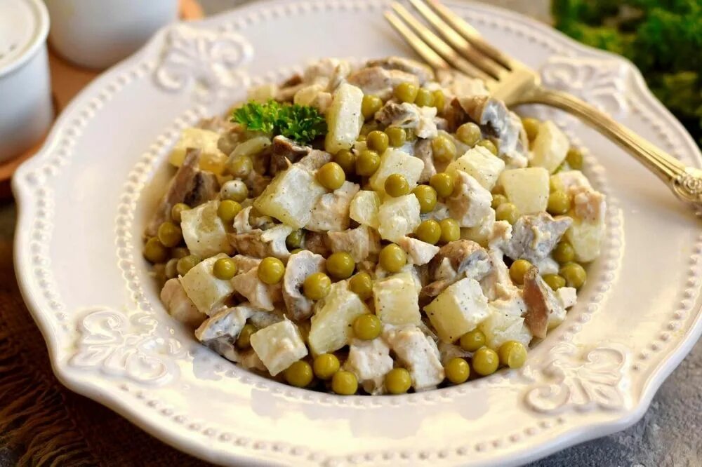 Салат с курицей шампиньонами и горошком