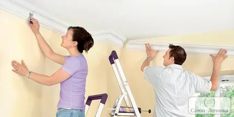 Потолочный плинтус клеить до обоев или после