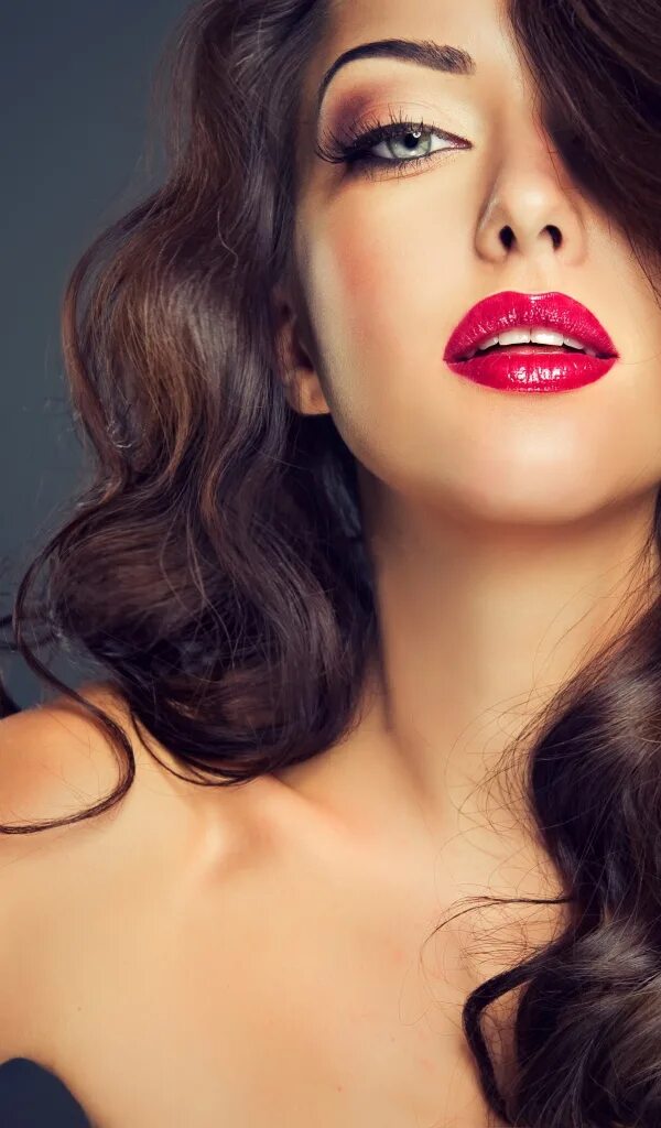Девушки волосы и губы. Красивые пухлые губы. Красивые красные губы. Девушка с красивым макияжем. Фото волосы и губы.