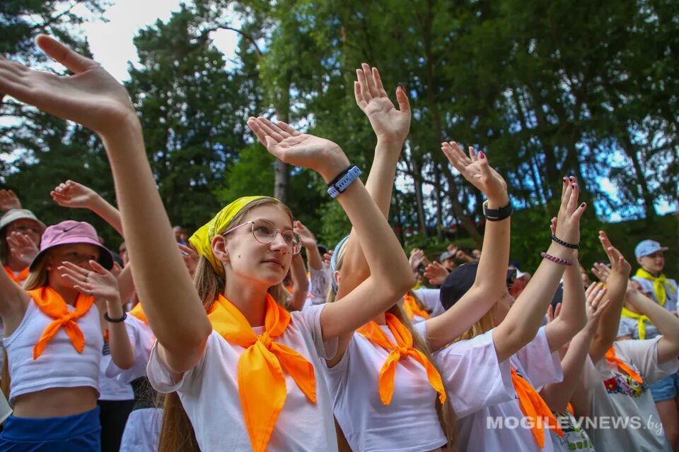 Оздоровительный лагерь родник. Оздоровительный лагерь Родник Могилевская область. Летняя оздоровительная кампания. Открытие смены в лагере. Лагерь премьера.