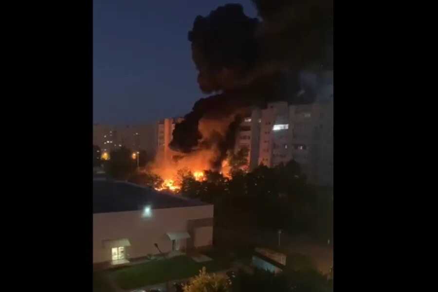 Сгорел су 34. Горящий самолет. Крушение самолета на жилые дома. Пожар в Москва Сити. Самолет упал на жилой дом.