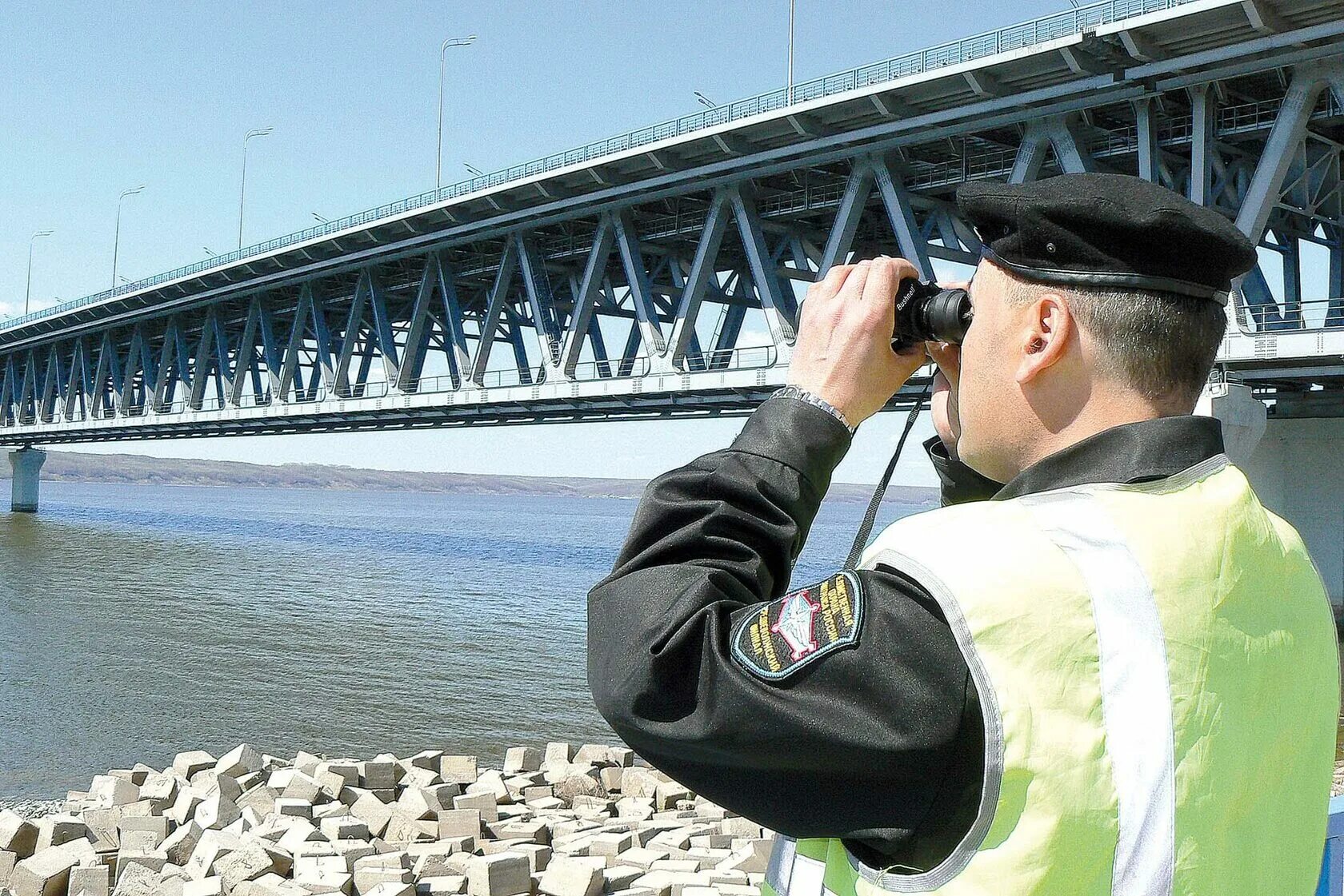 Ведомственная охрана железнодорожного транспорта. Сотрудник транспортной безопасности. Инспектор транспортной безопасности. Охранник со спины. Работник транспортной инфраструктуры.