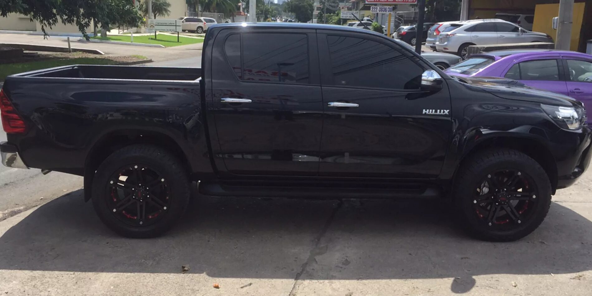 Диски на тойота хайлюкс. Toyota hilux r18. toyota hilux диски r20. тойота хайлюкс 2012 черный.