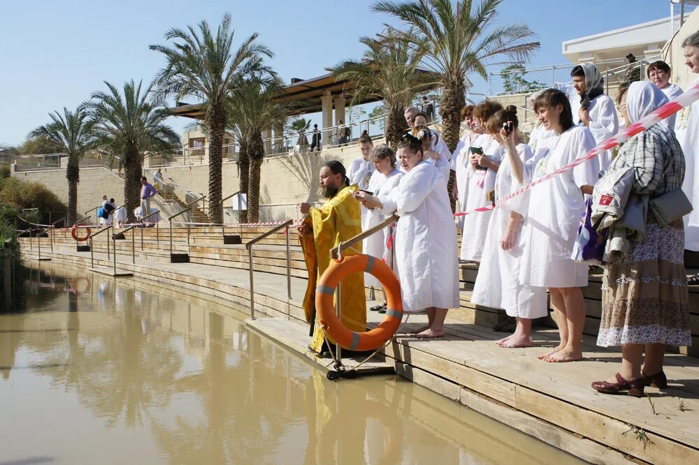 Крещение в иордане израиль. Крещение в иордане. Крещение в иордане израиль. Окунание в реке иордан девушки. Иерусалим река иордан.