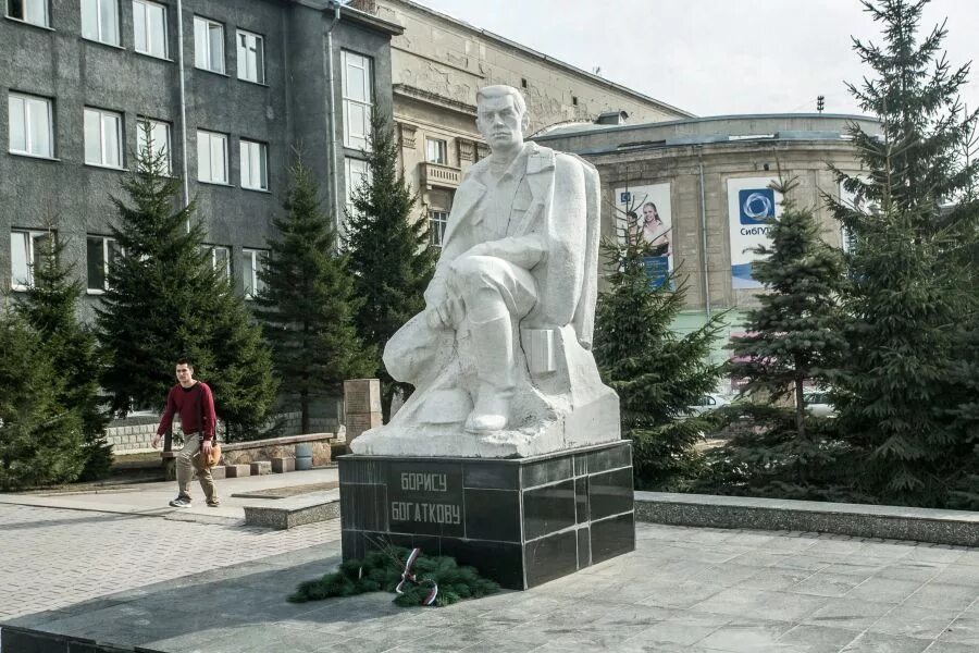Памятник бориса богаткова. Памятник богаткову новосибирск. Памятник богаткову новосибирск. Памятник бориса богаткова. Памятник бориса богаткова.