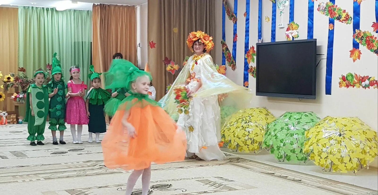 дефиле для детей в детском саду. дефиле осени в детском саду. показ мод в садике. конкурс костюмов. весеннее дефиле в детском саду для детей.