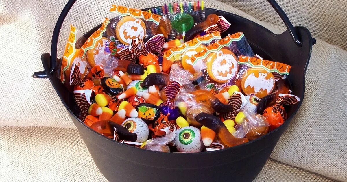 Собирают ли конфеты на хэллоуин. Самые популярные конфеты на хэллоуин. Хэллоуин trick or treat. Конфеты на хэллоуин. Американские конфеты на хэллоуин.