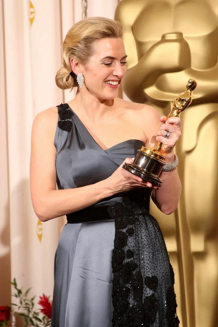 Оскар за женскую роль 2024. Кейт Уинслет Оскар. Kate Winslet на Оскаре 2009. Оскар 2009 Кейт Уинслет платье. Кейт Уинслет Оскар 2022.