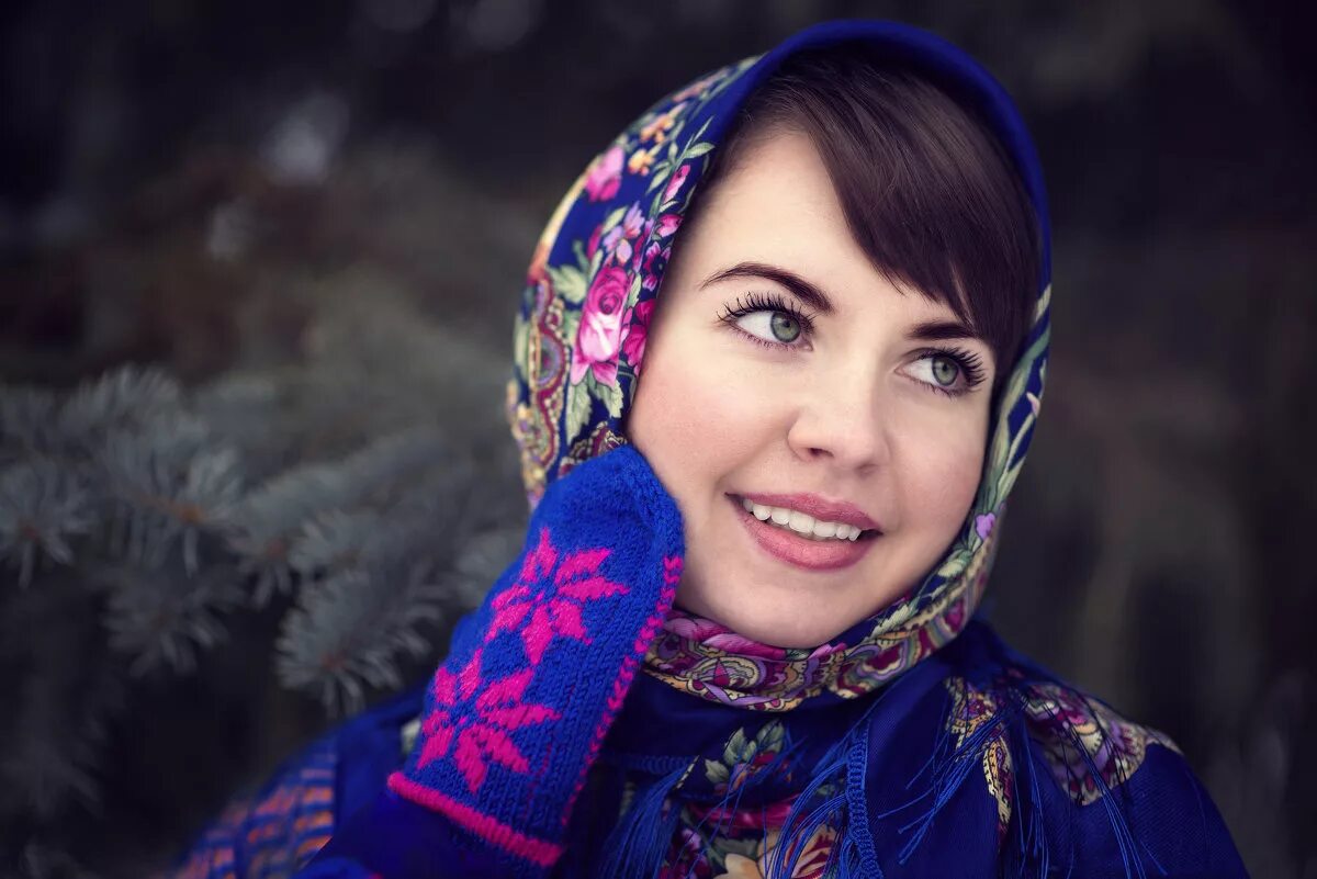 картинка женщина в платке. красивые русские женщины. девушки маша платком. женщина в платке. русская красавица.