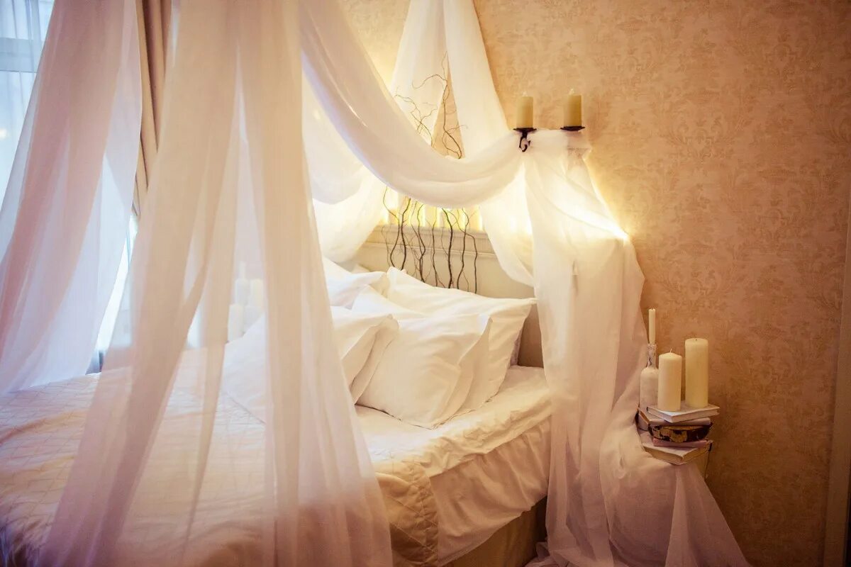 Свадебный номер для молодоженов. Спальня для молодоженов. Кровать для молодоженов. Кровать для брачной ночи. Что делают в первую брачную ночь