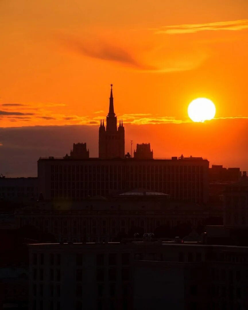 Закат в Москве. Городской закат. Шикарный закат в Москве. Рассвет над Москвой.