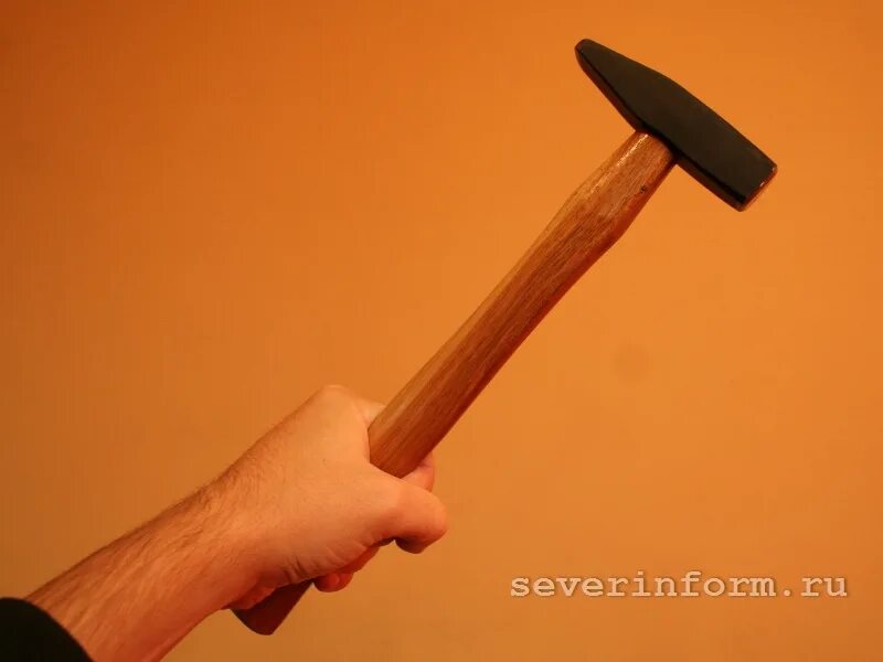 мальчик с молотком. подростки молотком. подростки молотками избили ребят. подростки молотком. избиение в ульяновске подростка.