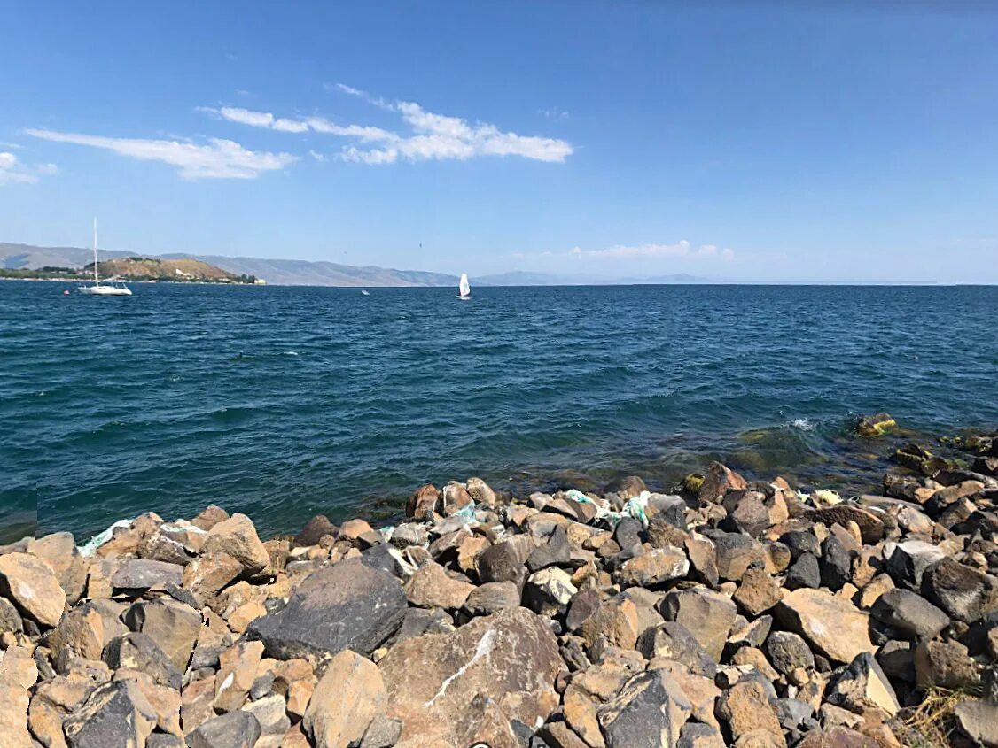 Озеро Севан. Море Севан в Армении. Озеро Севан берег. Севан Шоржа Вишап. Глубина озера севан