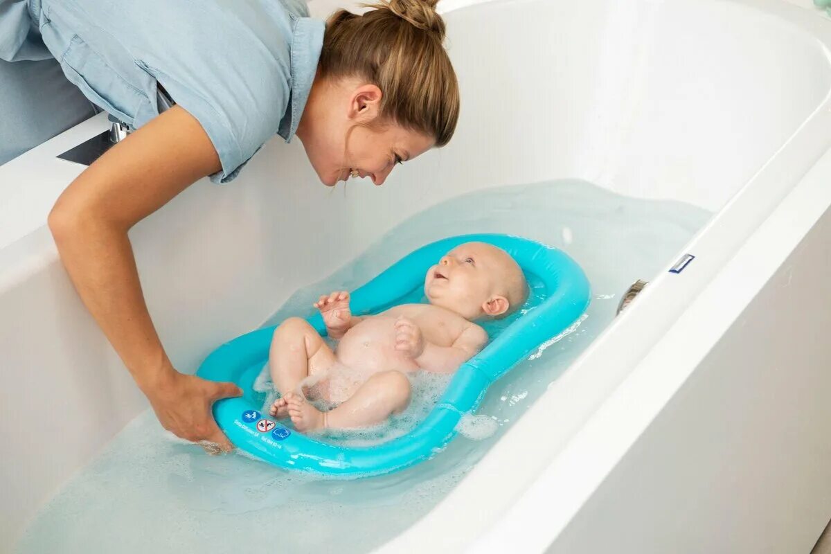 Приспособления для купания новорожденного. Матрас для купания новорожденных. Для купания малышей приспособления. Ванночка для купания детей.