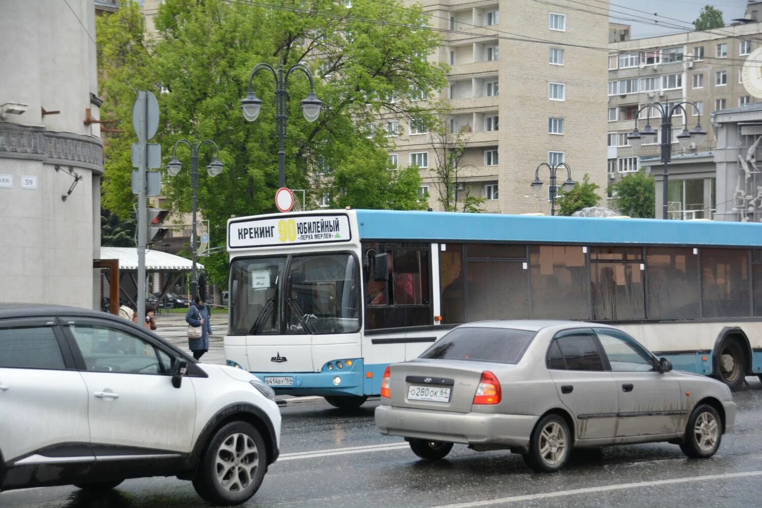 Маршрутный автобус. Саратов общественный транспорт. Чиновники в автобусе. Саратовская маршрутка.