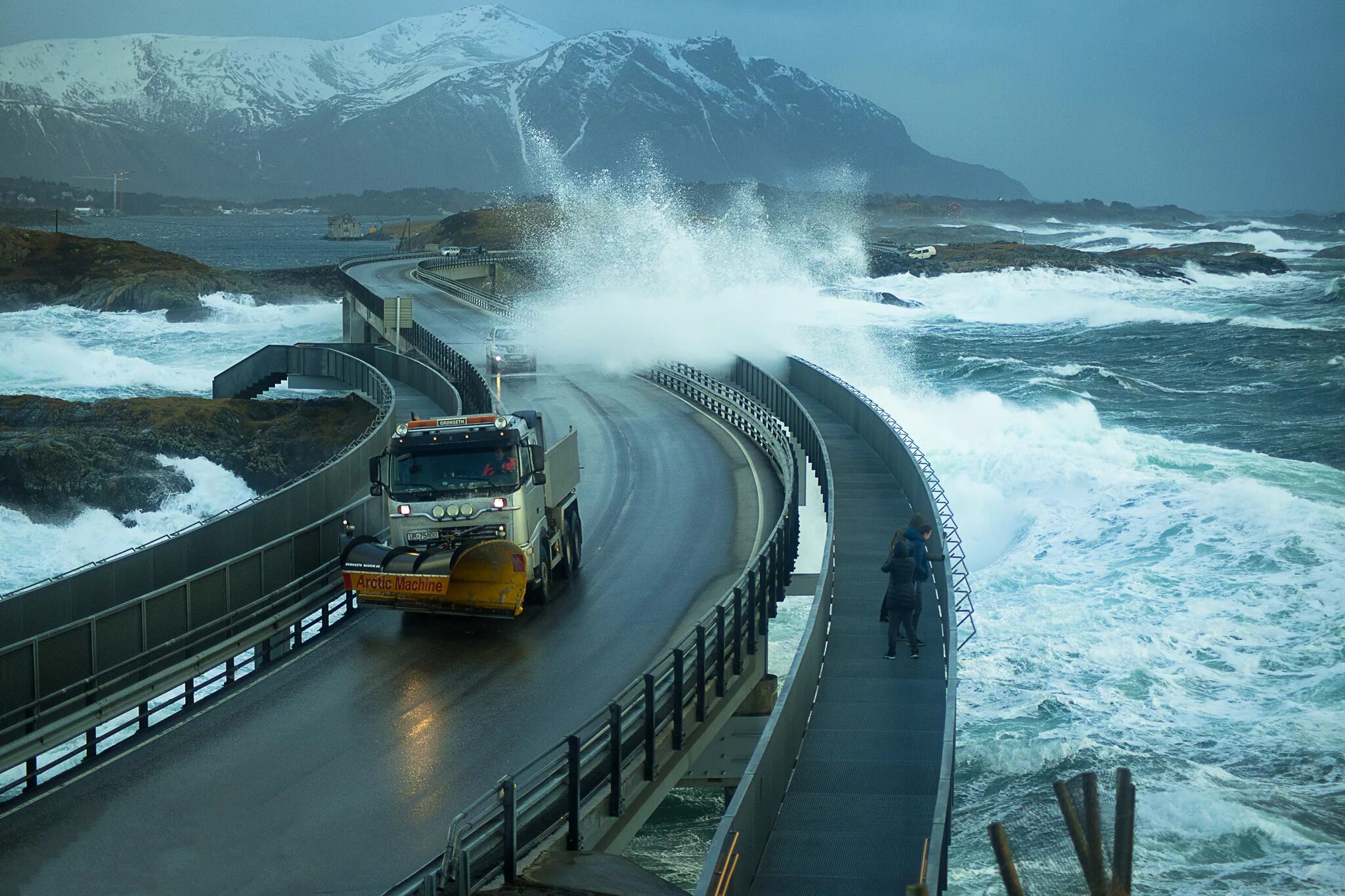 Красивая дорога видео. Дорога Атлантик роуд Норвегия. Мост Норвегия Atlantic Ocean Road. Трасса Атлантик в Норвегии. Мост Storseisundet, Норвегия шторм.