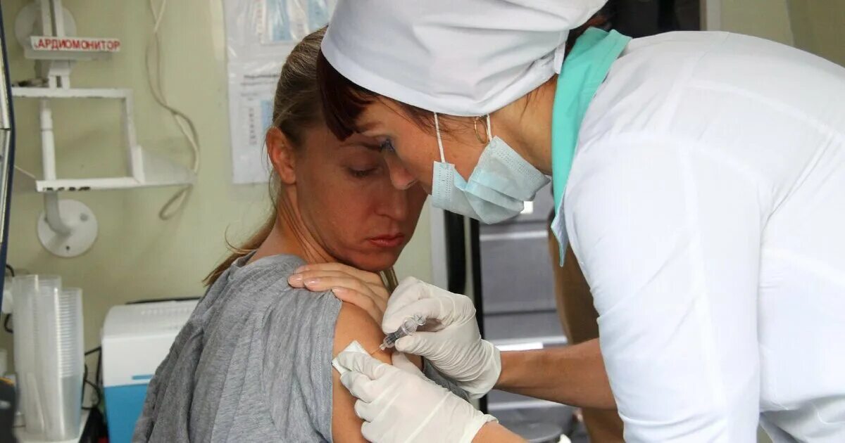 Как делают прививку в поликлинике. Прививки в больнице. прививка в поликлинике. вакцинация гриппа 2025.
