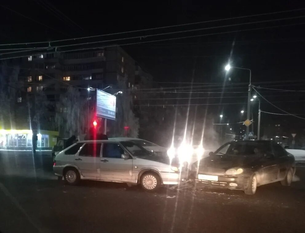 Дтп во владимире сегодня. Авария на площади победы во владимире вчера. авария у буревестника владимир вчера.