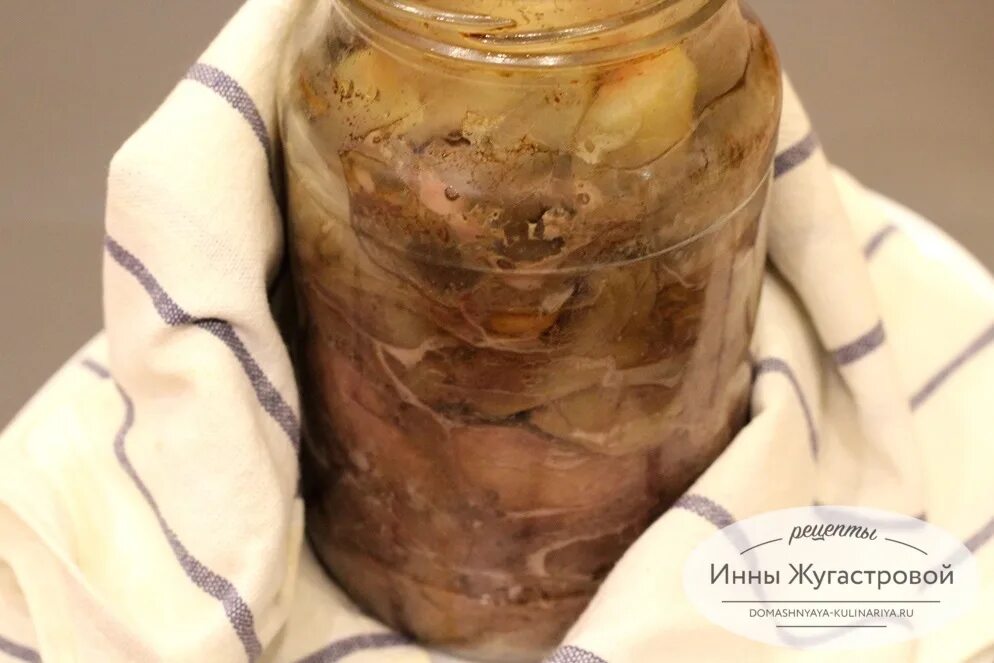 печень куриная с яблоками в банке. печенка в банке в духовке. еда в банках. печень с яблоками в банке в духовке. печень в банке с луком и яблоками духовке куриная.