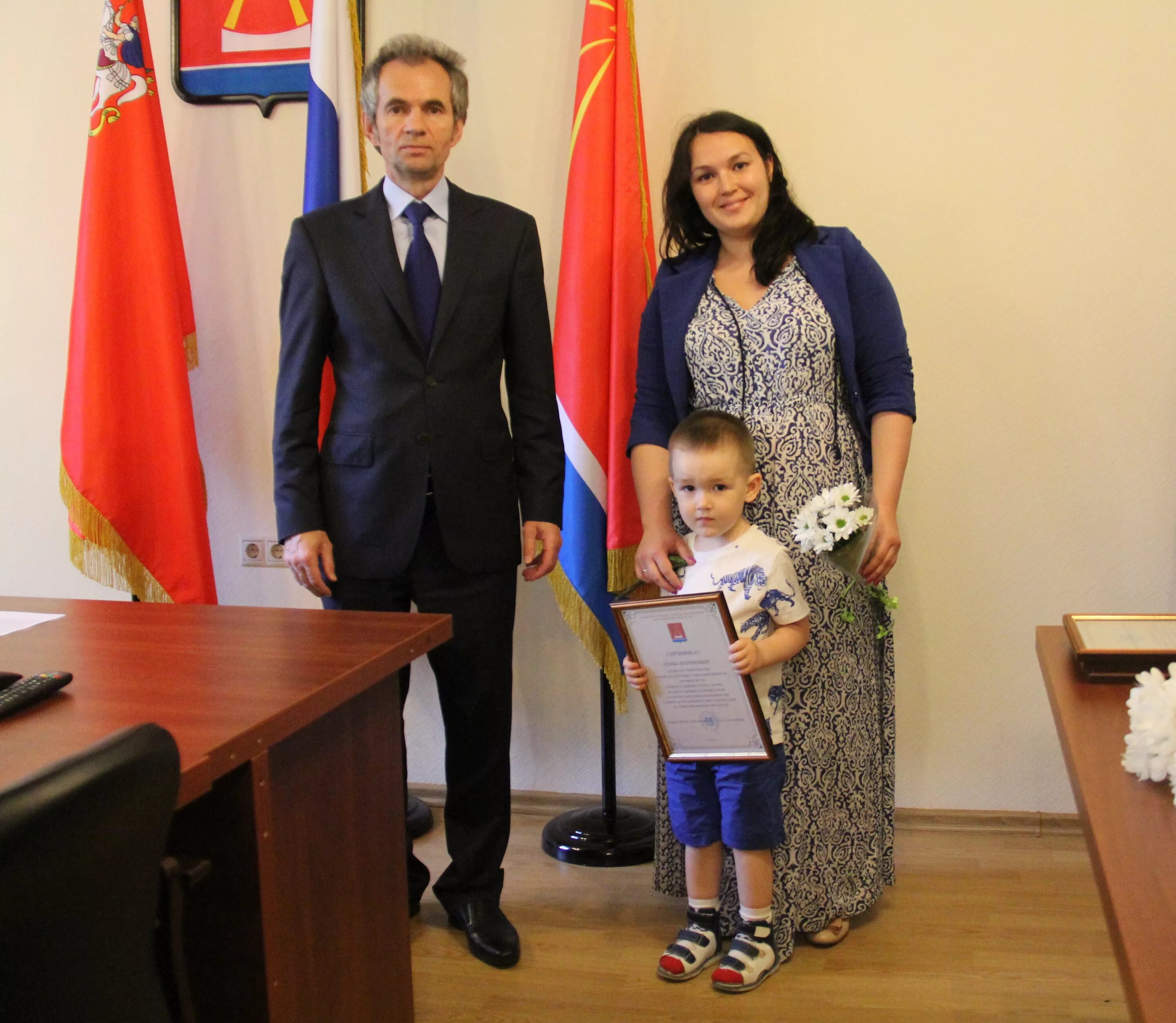 молодая семья вручение сатка 2021. тверь вручение сертификатов молодым семьям. молодым семьям вручили жилищные сертификаты. семья года тверь. вручение сертификатов молодым семьям.