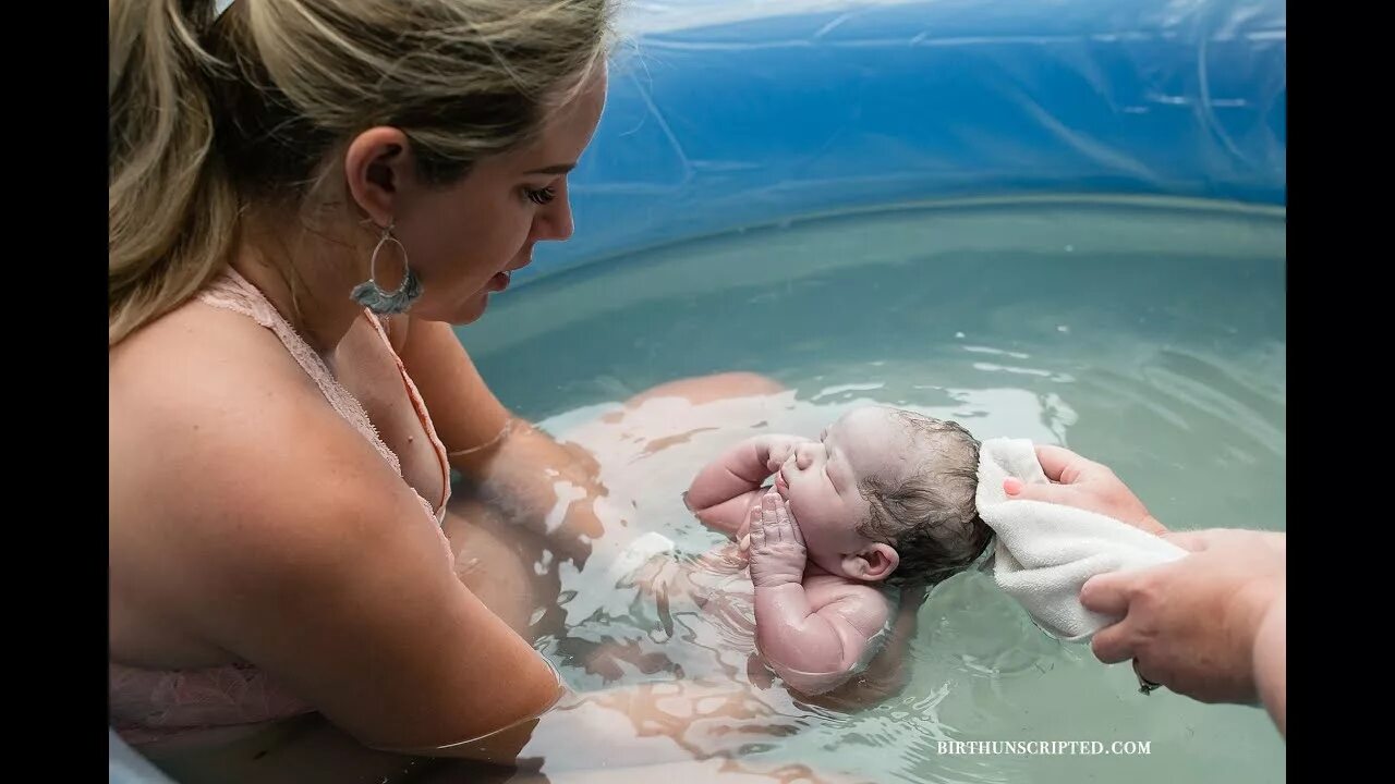 Ютуб рожденная. Роды в воде фотосессия.