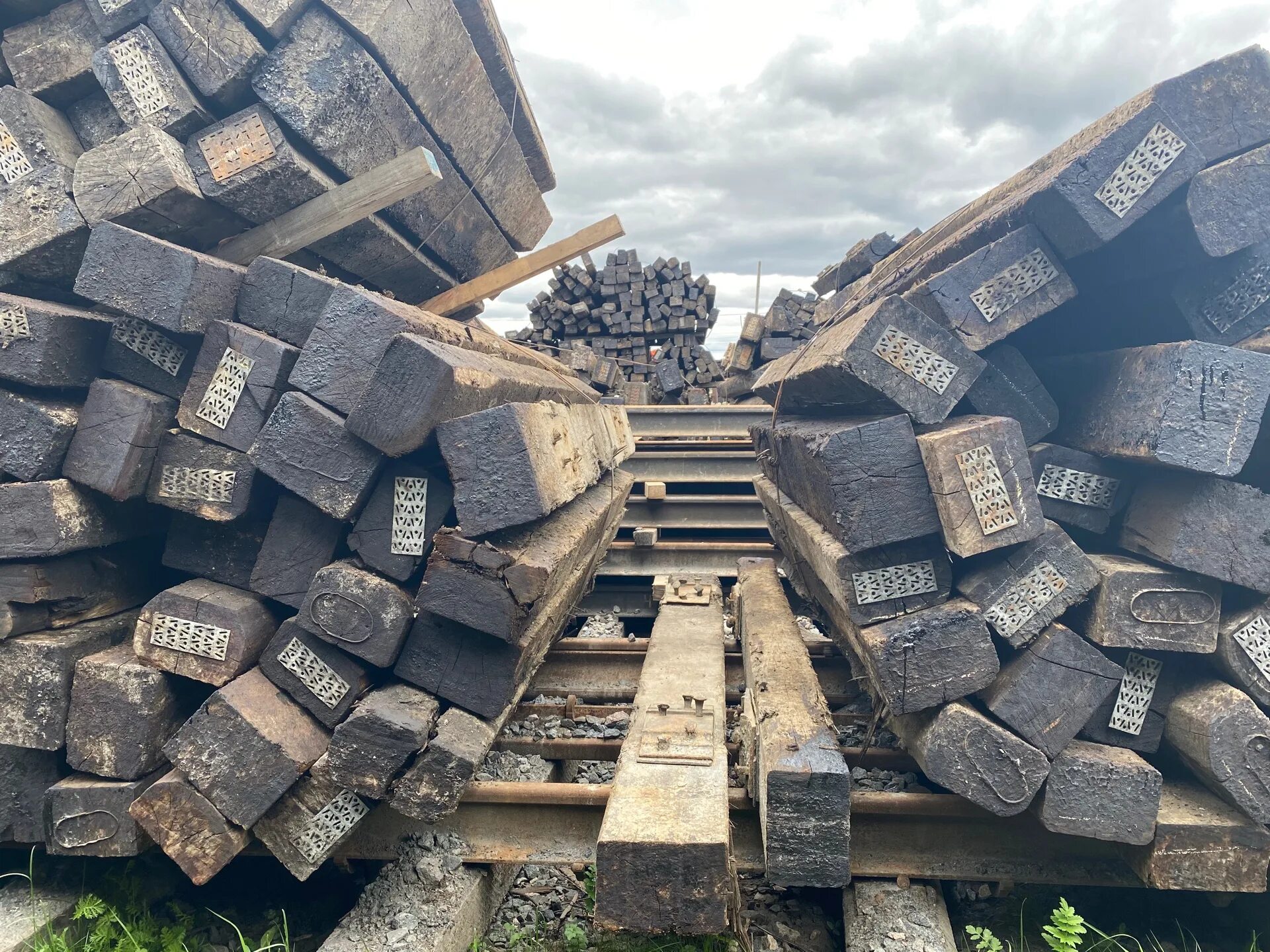 железная дорога рельсы шпалы. шпала деревянная пропитанная 230х160х2750. шпалы железнодорожные деревянные. размер шпалы деревянной железнодорожной. шпала деревянная пропитанная 230х160х2750.