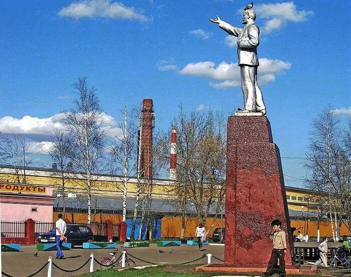 Памятники в лесном свердловской области. Лесной ленин. Памятник в и ленину кировский район. Лясковичи брестская область ивановский район. Лесной ленин.