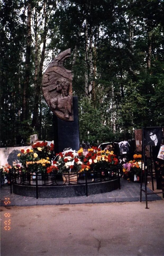 Где похоронен цой в санкт петербурге. Богословское кладбище Цой. Могила Цоя 1990. Могила Цоя 90 год. Памятник Виктору Цою на Богословском кладбище.