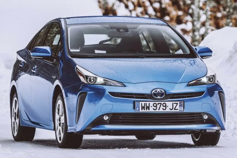 Приус тойота 2019 51. Минусы гибридов тойота. Toyota prius 20. Toyota prius c 2020. Тойота приус гибрид красная.