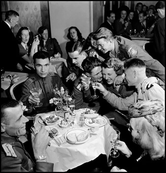 1945 го. Застолье 1945 год. застолье день победы. застолье немцев. застолье на войне.