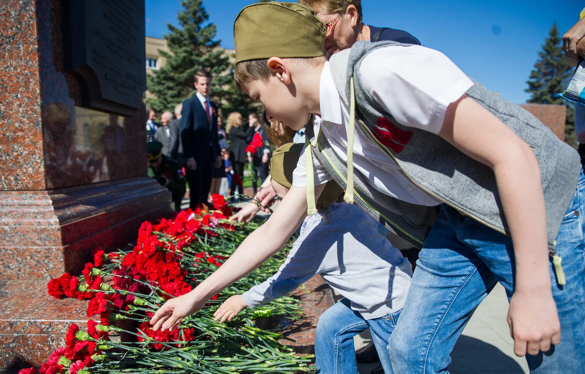 Дань памяти погибшим. 9 Мая день Победы возложение цветов. Ветеран возлагает цветы. Дети возлагают цветы. День Победы для детей.