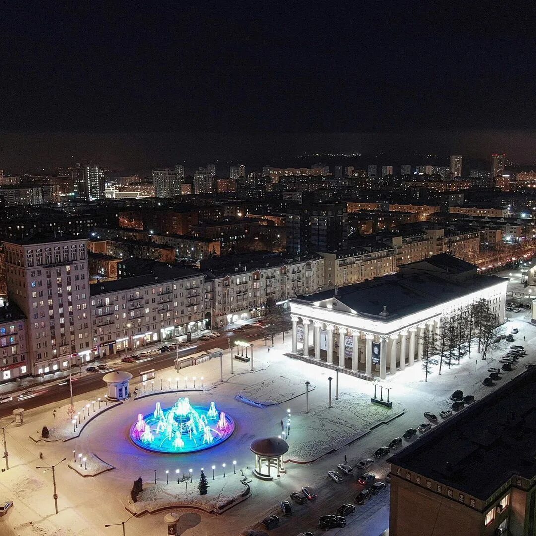 Сколько сейчас время в новокузнецке. Драмтеатр города Новокузнецка. Новокузнецк драмтеатр ночью. Зимний драматический театр Новокузнецк. Новокузнецк Центральный район.