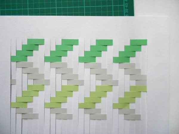 Схемы плетения из полосок Заканчивают плетении на Artesanatos de papel reciclados, Artesanato de palha, Ce