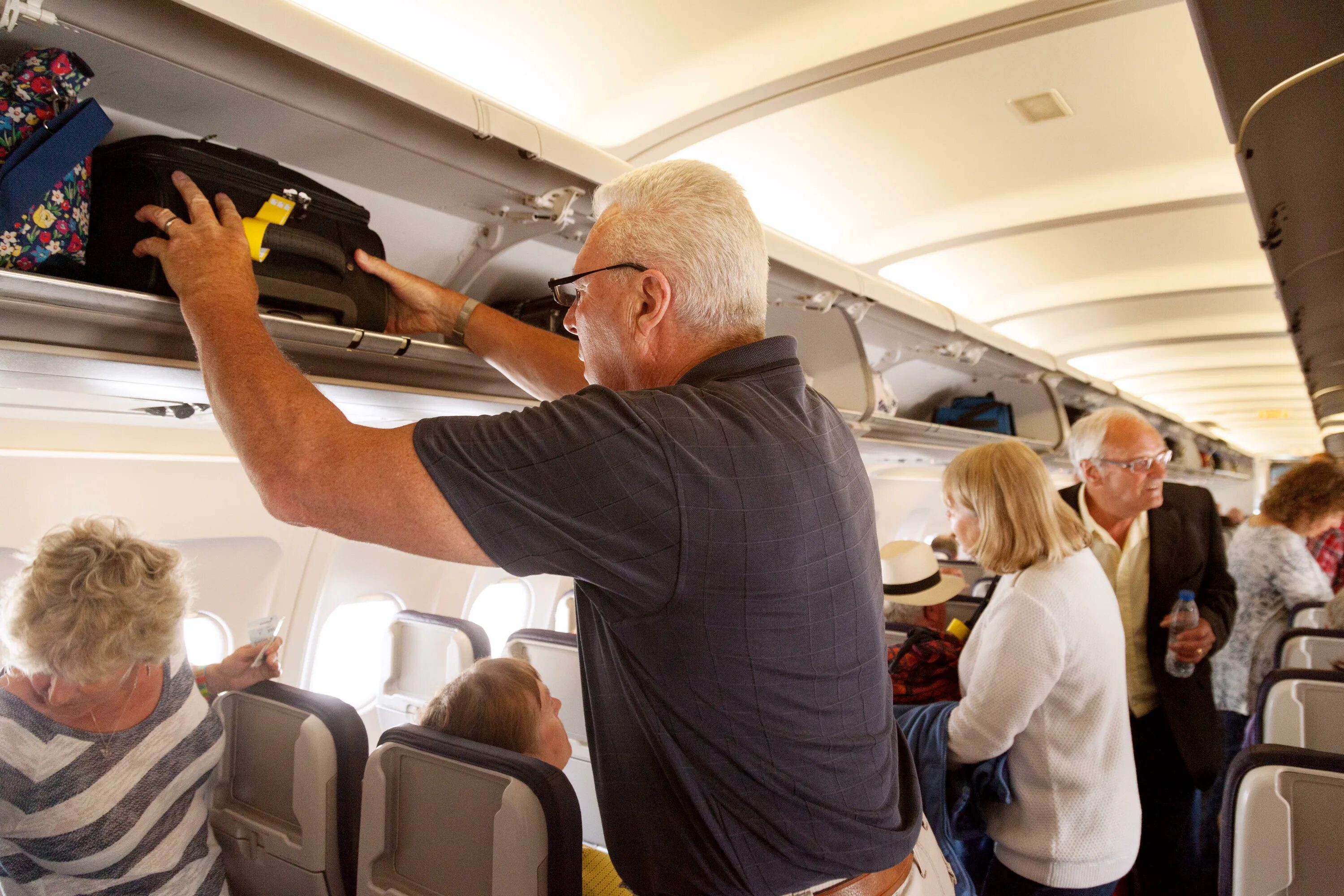 I get on the plane. Салон самолета. Самолет с пассажиром. Пассажирские перевозки самолет. Салон самолета с пассажирами.